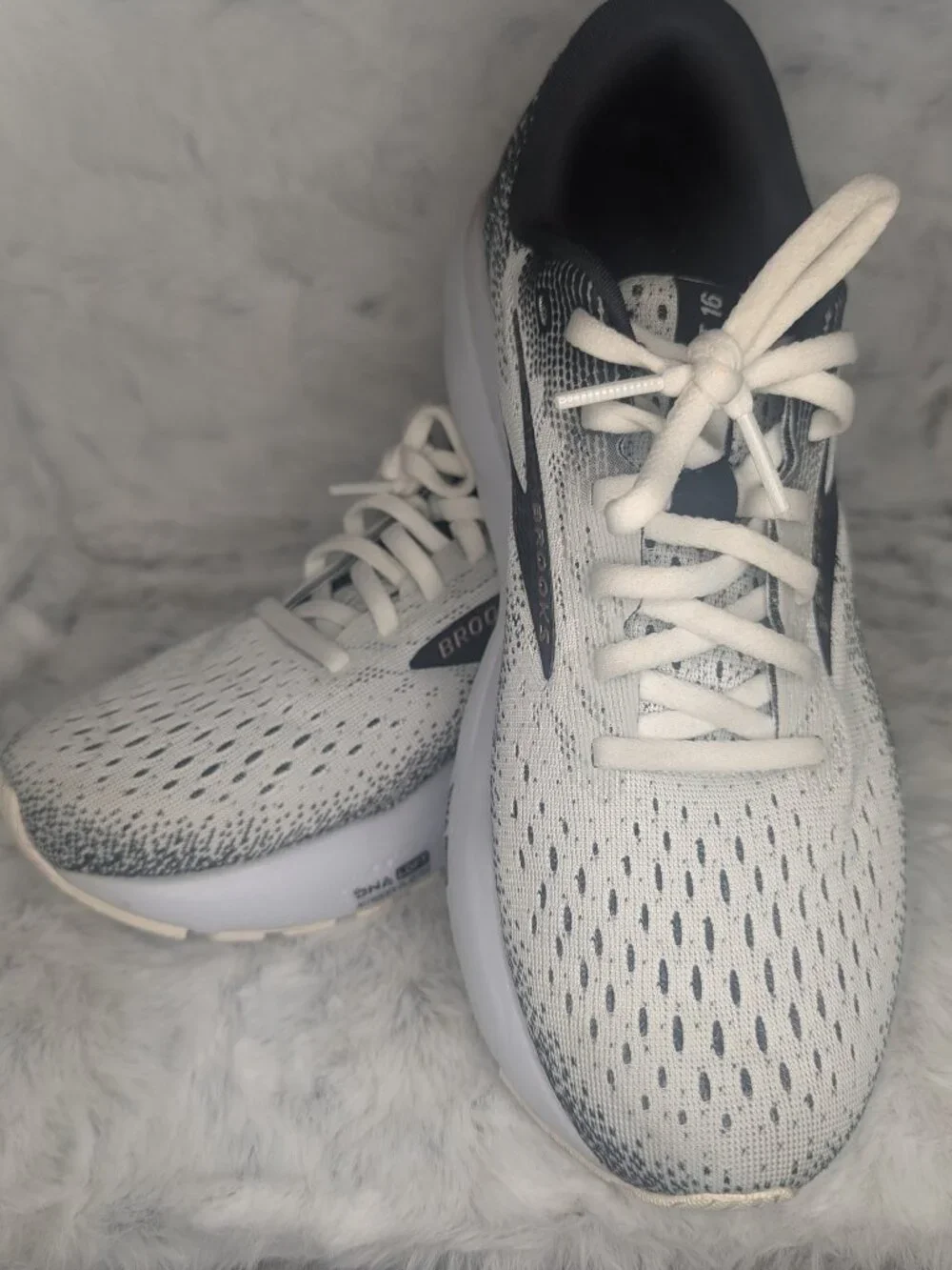 Brooks Ghost 16 Women's Size 8 White Gray Running Shoes EUC